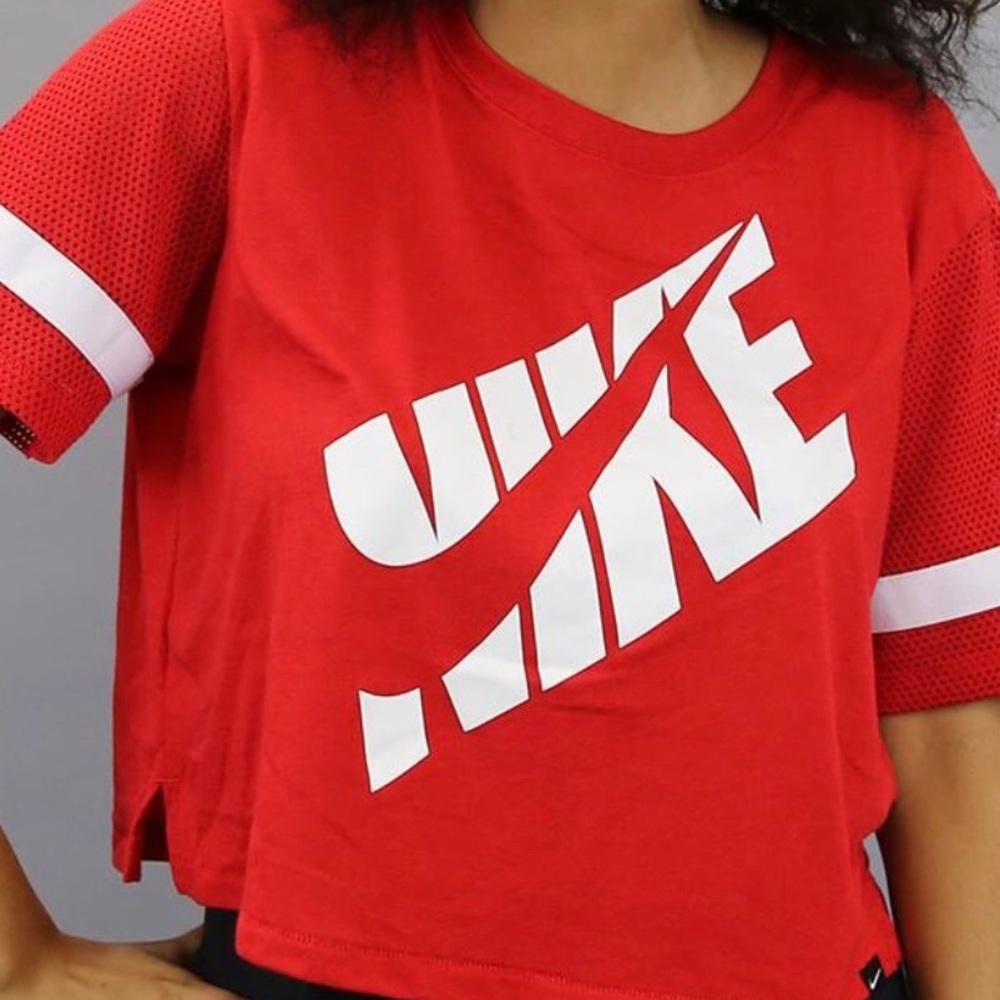 NIKE Crop Top